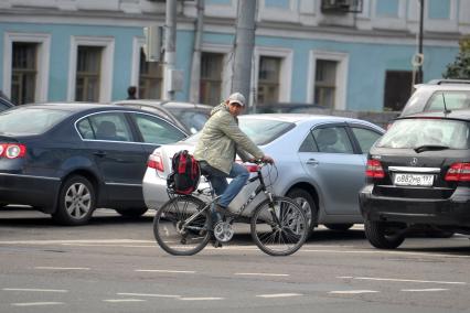 Велосипедист движется по автодороге. 22 сентября 2011 года.