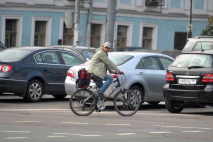 Велосипедист движется по автодороге. 22 сентября  2011 года.