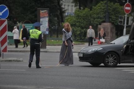 Дорожно-транспортное происшествие. На снимке: сотрудник дорожно-патрульной  службы и водитель автомобиля на месте ДТП. 22 сентября  2011 года.