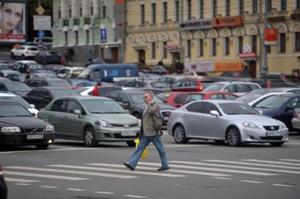 Мужчина на пешеходном переходе. 22 сентября  2011 года.