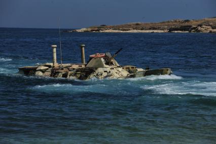 БТР (Бронетранспортер)-80. Погружение в воду.  Боевая техника.  Учения в Севастополе.  Армия. 20 июля  2011 года