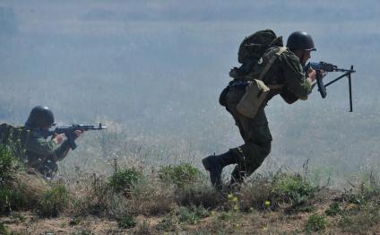 Военные учения. Солдат с автоматом.  20 июля  2011 года