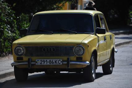 Автомобиль ВАЗ 2101 с символом автомобиля Ауди на решетке радиатора.   20 июля  2011 года