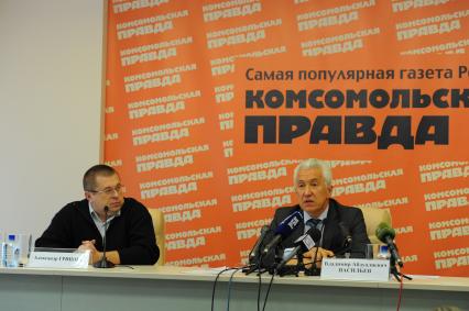 Глава парламентского комитета по безопасности в Государственной Думе РФ Владимир Васильев и первый заместитель редактора службы международной и внутренней политики КП Александр Гришин (слева) в ИД КП. 26 сентября 2011 года.