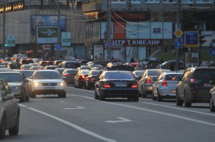 Машины стоят в автомобильной пробке. На снимке: автомашина с проблесковым маячком движется в автомобильном потоке. 30 сентября 2011 года.