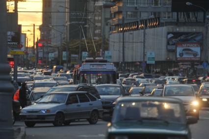 Машины стоят в автомобильной пробке. На снимке: троллейбус движется в автомобильном потоке. 30 сентября 2011 года.