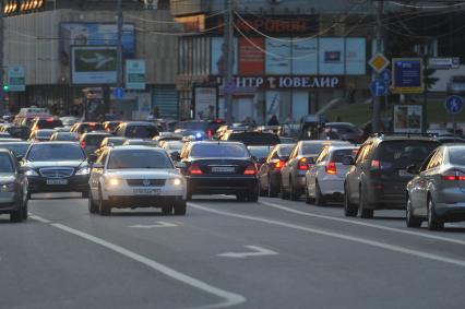 Машины стоят в автомобильной пробке. На снимке: автомашина с проблесковым маячком движется в автомобильном потоке. 30 сентября 2011 года.