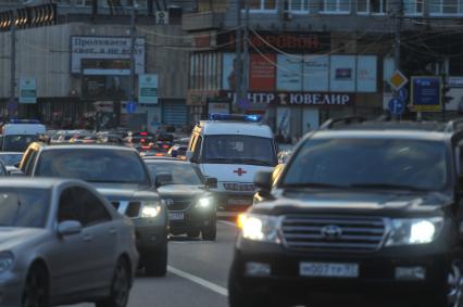 Машины стоят в автомобильной пробке. На снимке: машина станции скорой помощи движется в автомобильном потоке. 30 сентября 2011 года.