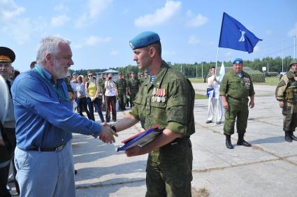 Военно-патриотическая акция ПЕРВЫЙ В АРМИИ! На снимке: (слева)тележурналист Крылов Дмитрий.    07 июля 2011г.