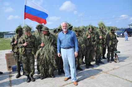 Военно-патриотическая акция ПЕРВЫЙ В АРМИИ! На снимке: (в центре) тележурналист Крылов Дмитрий.   07 июля 2011г.