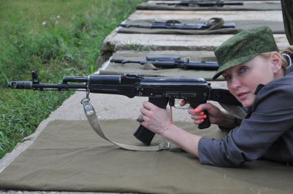 Военно-патриотическая акция ПЕРВЫЙ В АРМИИ! На снимке: телеведущая Лариса Вербицкая.  07 июля 2011г.