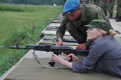 Военно-патриотическая акция ПЕРВЫЙ В АРМИИ! На снимке: телеведущая Лариса Вербицкая.  07 июля 2011г.