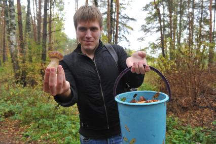 Молодой человек с ведром грибов. 1 октября 2011 года.