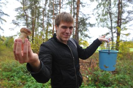 Молодой человек с ведром грибов. 1 октября 2011 года.