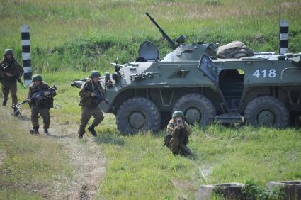 Военно-патриотическая акция ПЕРВЫЙ В АРМИИ! На снимке: БТР-80. Боевая техника. Учения. Показ 07 июля 2011г.