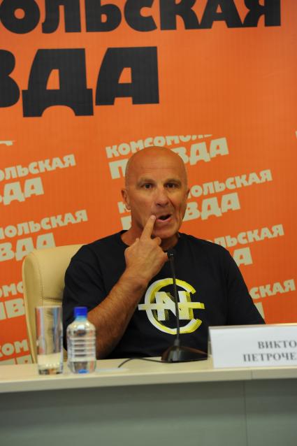 Тренер чемпиона мира в среднем весе Дмитрия Пирога Виктор Петроченко в ИД КП. 28 сентября 2011 года.