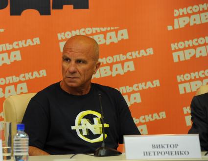 Тренер чемпиона мира в среднем весе Дмитрия Пирога Виктор Петроченко в ИД КП. 28 сентября 2011 года.