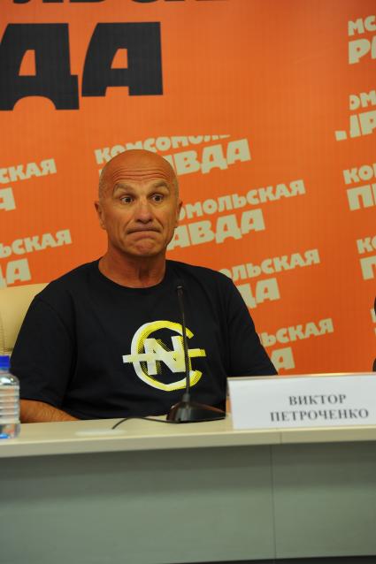 Тренер чемпиона мира в среднем весе Дмитрия Пирога Виктор Петроченко в ИД КП. 28 сентября 2011 года.