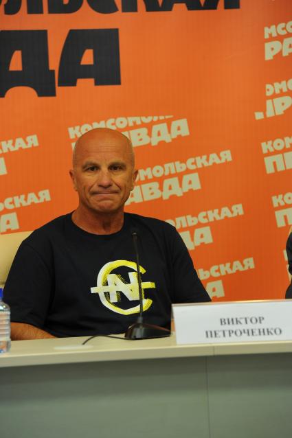 Тренер чемпиона мира в среднем весе Дмитрия Пирога Виктор Петроченко в ИД КП. 28 сентября 2011 года.