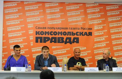 Боксер-профессионал Максим Власов, чемпион мира по боксу среди профессионалов Дмитрий Пирог, тренер Дмитрия Пирога Виктор Петроченко и генеральный секретарь Федерации профессионального бокса России Игорь Мазуров (слева направо) в ИД КП. 28 сентября 2011 года.