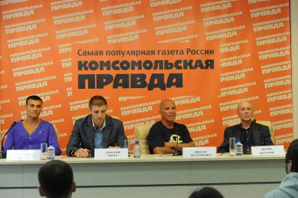 Боксер-профессионал Максим Власов, чемпион мира по боксу среди профессионалов Дмитрий Пирог, тренер Дмитрия Пирога Виктор Петроченко и генеральный секретарь Федерации профессионального бокса России Игорь Мазуров (слева направо) в ИД КП. 28 сентября 2011 года.