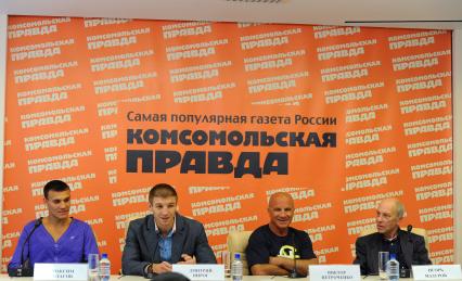 Боксер-профессионал Максим Власов, чемпион мира по боксу среди профессионалов Дмитрий Пирог, тренер Дмитрия Пирога Виктор Петроченко и генеральный секретарь Федерации профессионального бокса России Игорь Мазуров (слева направо) в ИД КП. 28 сентября 2011 года.
