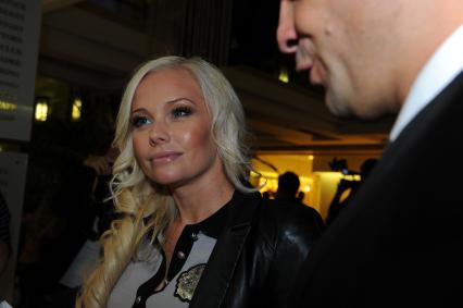 Вручение премии \"Роковая женщина\" от журнала XXL. На снимке актриса Елена Корикова. Москва. 29 сентября 2011 года.