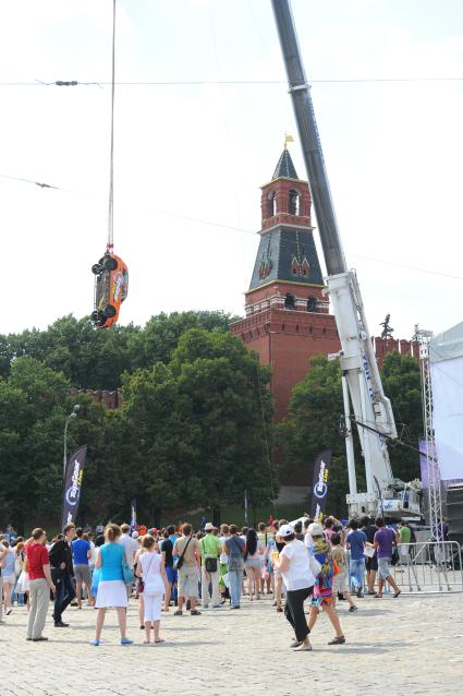 На Васильевском спуске сбросили машину с тарзанки. 16 июля 2011г.