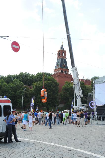 На Васильевском спуске сбросили машину с тарзанки. 16 июля 2011г.