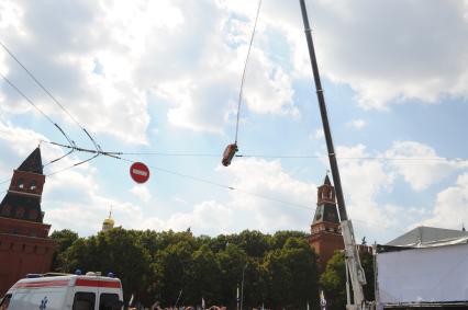 На Васильевском спуске сбросили машину с тарзанки. 16 июля 2011г.