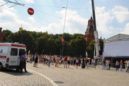 На Васильевском спуске сбросили машину с тарзанки. 16 июля 2011г.