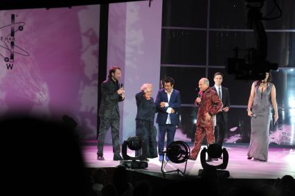 Международный конкурс парикмахеров \"Alternative Hair Show 2011\" в Кремлевском дворце. На снимке стилист Дмитрий Винокуров (слева), заслуженный деятель искусств России Долорес Кондрашова (вторая слева) и топ-стилист Тони Риццо (в центре). Москва. 28 сентября  2011 года.