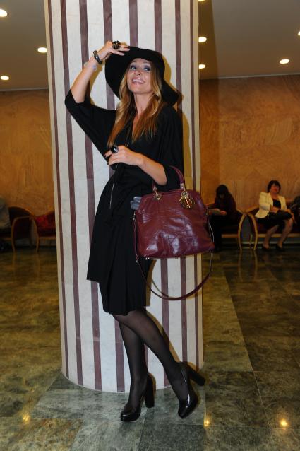Международный конкурс парикмахеров \"Alternative Hair Show 2011\" в Кремлевском дворце. На снимке певица Анжелика Агурбаш. Москва. 28 сентября 2011 года.