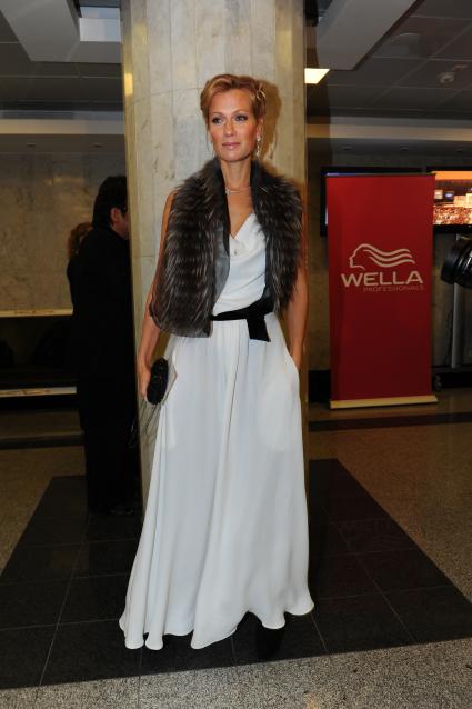Международный конкурс парикмахеров \"Alternative Hair Show 2011\" в Кремлевском дворце. На снимке актриса Олеся Судзиловская. Москва. 28 сентября  2011 года.