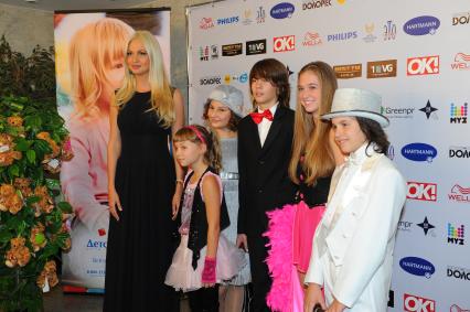 Международный конкурс парикмахеров \"Alternative Hair Show 2011\" в Кремлевском дворце. На снимке телеведущая Виктория Лопырева. Москва. 28 сентября  2011 года.