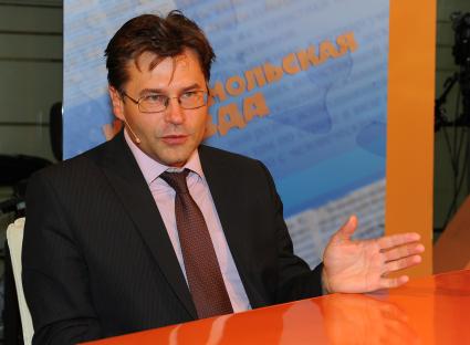 Политолог, гендиректор Центра политической информации Алексей Мухин в ИД КП. 30 сентября  2011 года.