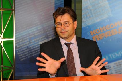 Политолог, гендиректор Центра политической информации Алексей Мухин в ИД КП. 30 сентября  2011 года.