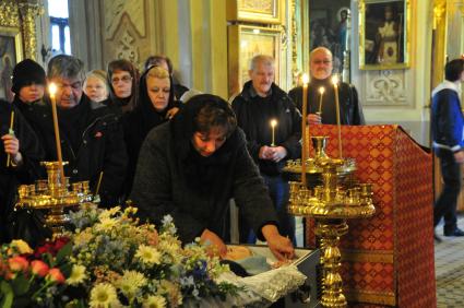 Отпевание режиссера Татьяны Лиозновой в храме иконы Божией Матери ЗНАМЕНИЕ в Переяславской слободе. 1 октября 2011 года.