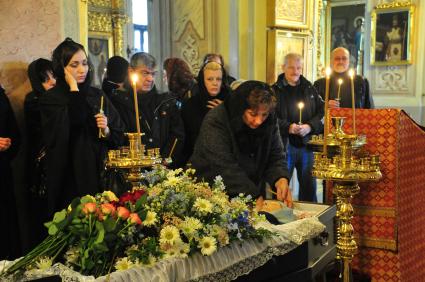 Отпевание режиссера Татьяны Лиозновой в храме иконы Божией Матери ЗНАМЕНИЕ в Переяславской слободе. 1 октября 2011 года.