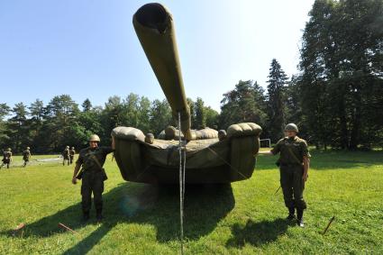 Танк. Маскировочный батальон.  Макет боевой техники. 17 июля 2011г.