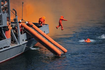 Погружение водолаза  в воду. 20 июля 2011г.