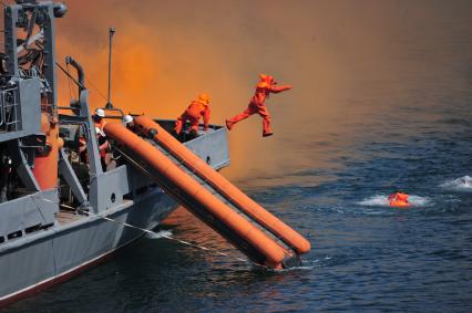 Погружение водолаза  в воду. 20 июля 2011г.