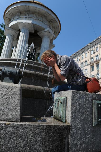 Москва. Фонтан-ротонда. Люди умываются в фонтане. Жара.  21 июля 2011г.