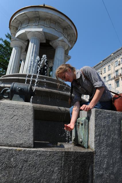 Москва. Фонтан-ротонда. Люди умываются в фонтане. Жара.  21 июля 2011г.