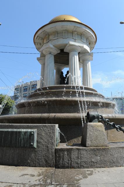 Москва. Фонтан-ротонда. На Площади Никитских Ворот.  21 июля 2011г.