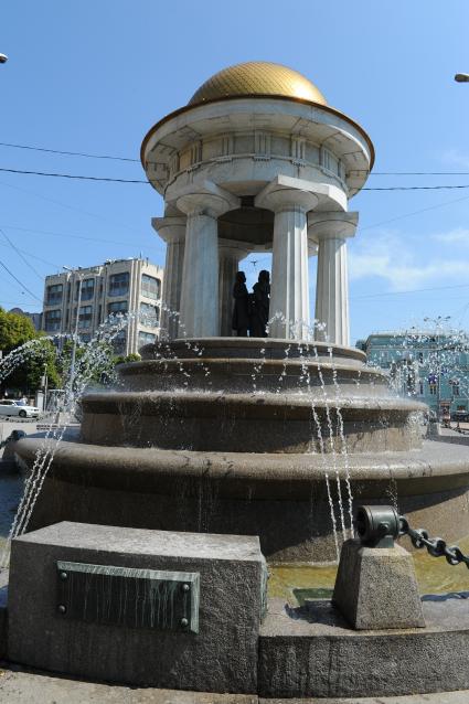 Москва. Фонтан-ротонда. На Площади Никитских Ворот. 21 июля 2011г.