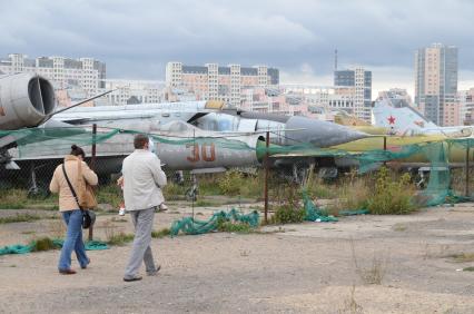 Кладбище разрушенной авиатехники на Ходынском поле. Москва.  04 октября  2011 года.