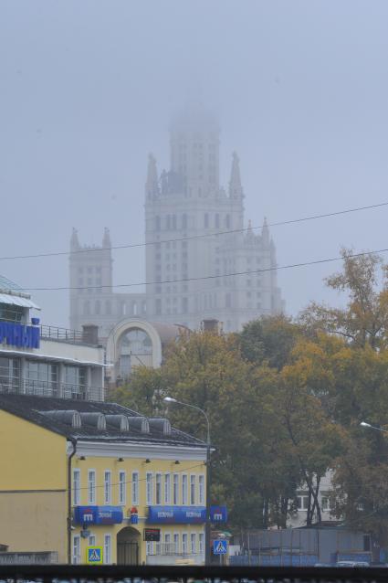 Сталинская высотка. Дождь в городе. 4 октября 2011 года.