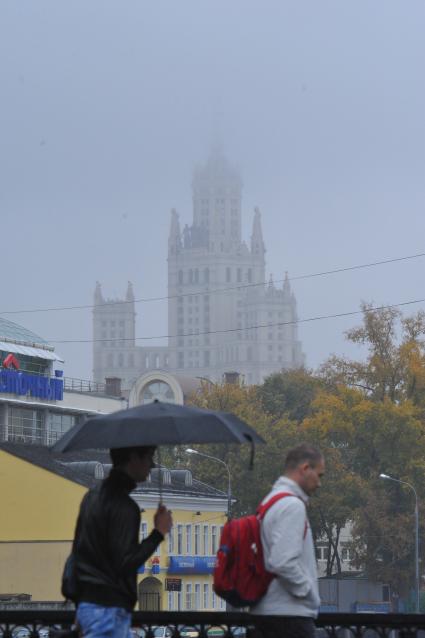 Сталинская высотка. Дождь в городе. 4 октября 2011 года.