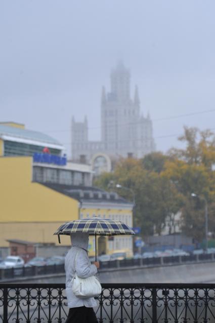 Сталинская высотка. Дождь в городе. 4 октября 2011 года.